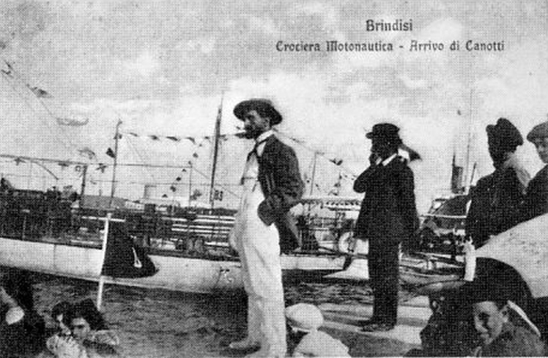 Le imbarcazioni della Crociera Motonautica ormeggiate nel porto di Brindisi (16 luglio 1911 - arch. G. Membola)