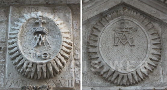 Emblema dei padri Scolopi: a destra quello dell'ordine con la data (1664) di arrivo a Brindisi, a sinistra lo stemma dell'ordine della Madre di Dio delle Scuole Pie sul portale della chiesa