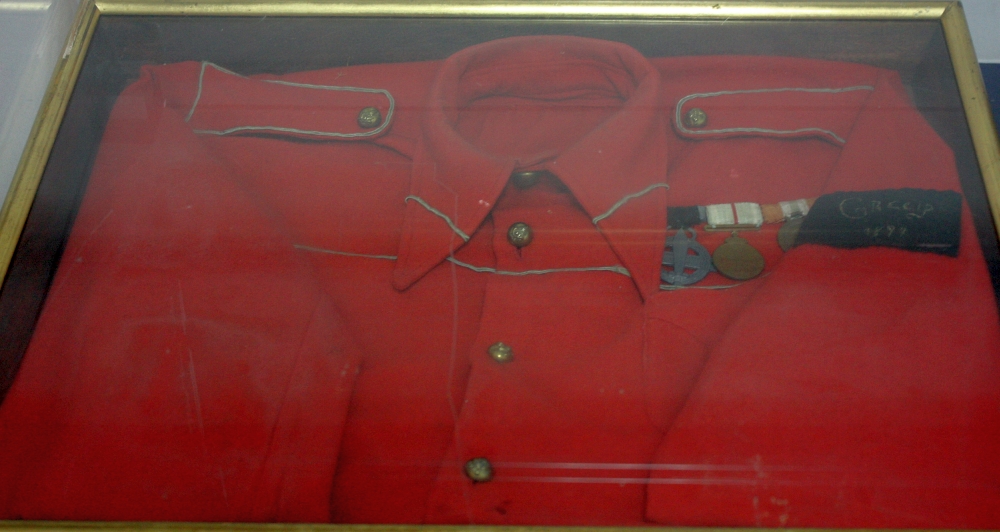 Archivio di Stato di Brindisi. Bacheca donazioni. Particolare della giubba rossa