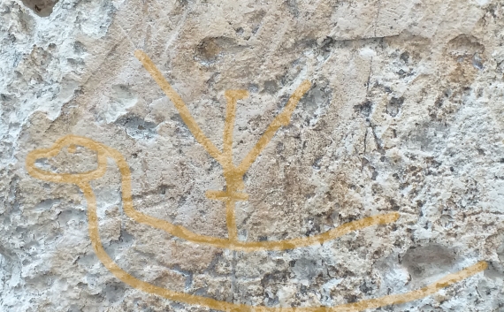 Brindisi. Tempio di San Giovanni al Sepolcro. Il graffito (evidenziato) del veliero inciso sul muro esterno
