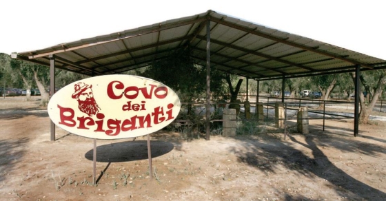 Cellino San Marco (BR): ingresso della grotta dei briganti