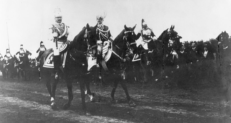 S.M. Re Vittorio Emanuele III accompagna S.M.I.R.A. il Kaiser Guglielmo II ad una parata alle Capanelle (da Wikipedia)