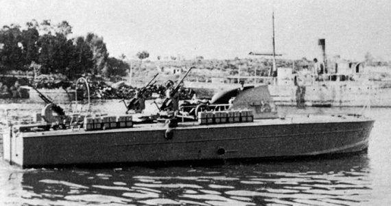 Il MAS 523 a Brindisi il 27 aprile 1945 (Fonte Ufficio Storico Marina Militare)