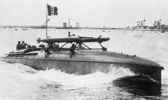 Il MAS 7, provvisto del sistema "a tenaglie" per il lancio dei siluri da 356 mm, ripreso a Brindisi nell'estate del 1916 (Fonte Ufficio Storico Marina Militare)