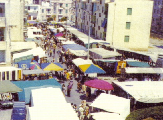Il mercato settimanale in via Tirolo, al rione Commenda (ph. G. Catanzaro)