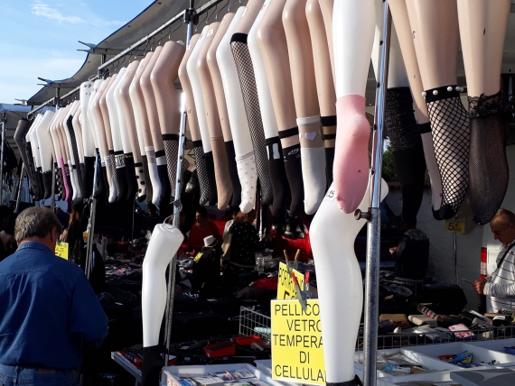 Il mercato settimanale al rione Sant'Elia