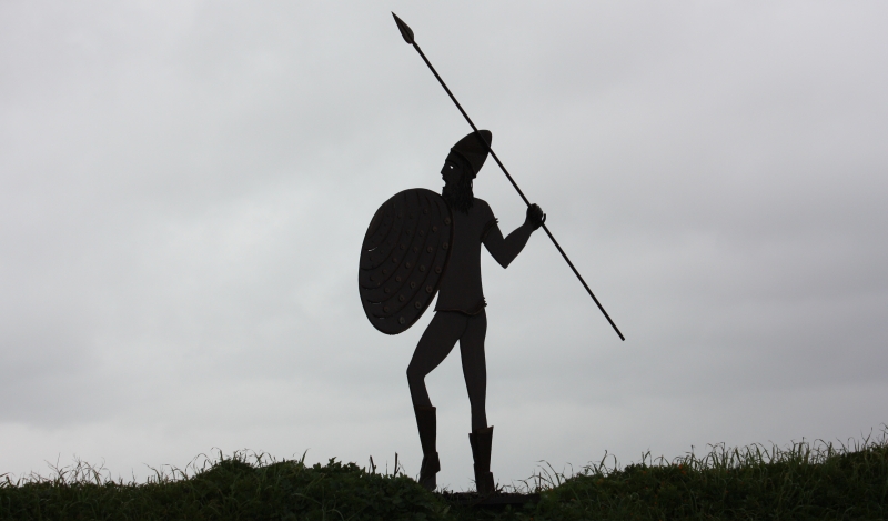 Sagoma del Guerriero Messapico in ferro nel sito archeologico “Parco dei Guerrieri” di Vaste (LE) - ph. G. Membola(C)