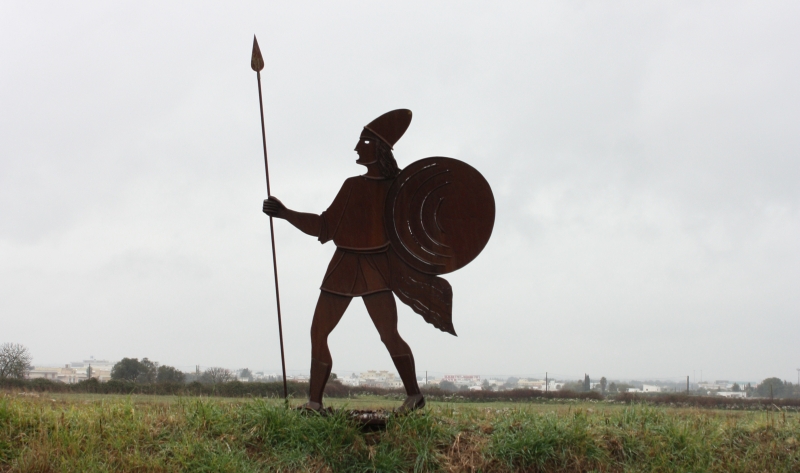 Sagoma del Guerriero Messapico in ferro nel sito archeologico “Parco dei Guerrieri” di Vaste (LE) - ph. G. Membola(C)