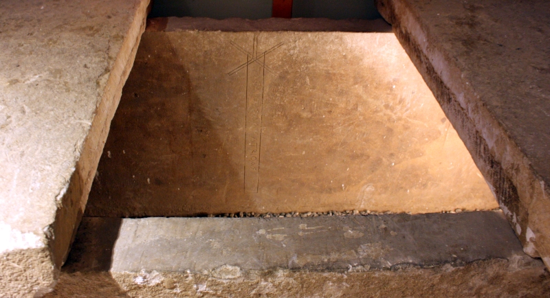 Brindisi. Museo Archeologico. Il rettangolo sormontato dalla fiaccola demetriaca incisa all’interno della tomba di Valesio