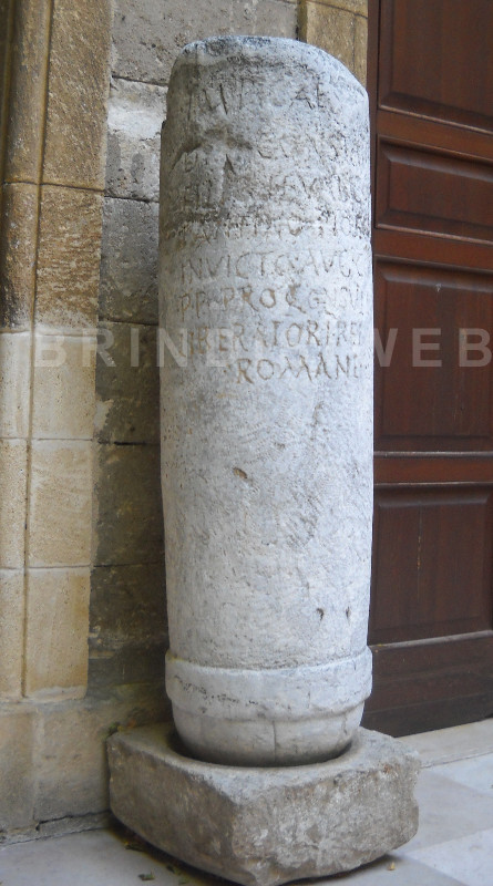 Museo Provinciale di Brindisi. Cippo miliario della via Appia riferibile al 313-318 d.C. esposto nell'atrio d'ingresso. (Immagine autorizzata)