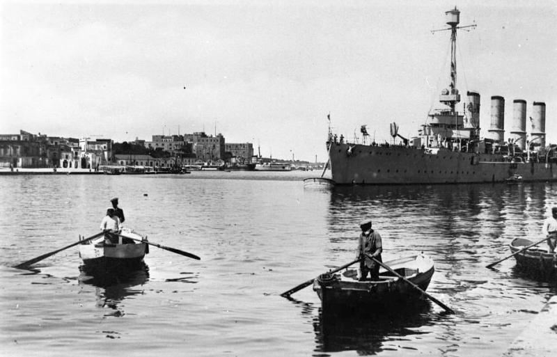 Brindisi, porto interno, seno di ponente. Nave militare e barche nei primi anni del '900
