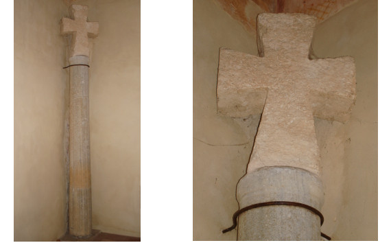 Brindisi. Chiesa di Santa Maria del Casale. Colonna sormontata dalla croce ritenuta dell'Osanna