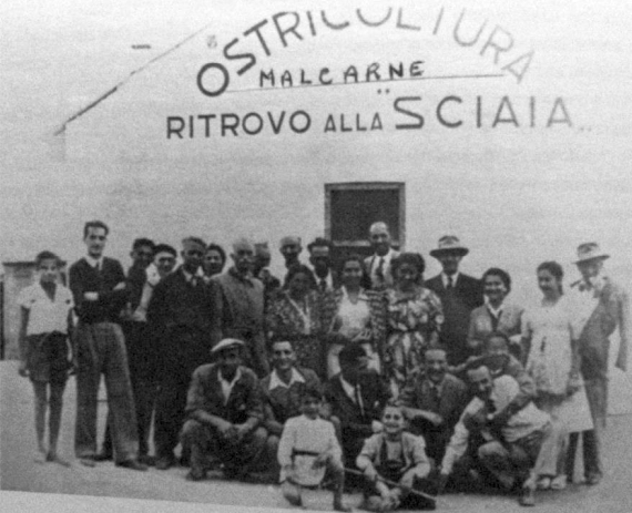 Brindisi, località Sciaia. Foto di gruppo di allevatori ittici della famiglia Alfredo Malcarne  (anni '50)