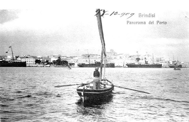 Panorama del porto interno di Brindisi nel 1909