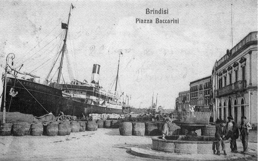 Piazza Baccarini e lungomare del porto, nei pressi di Palazzo Montenegro