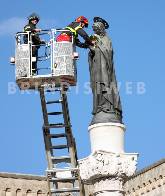 I vigili del Fuoco di Brindisi mentre depongono l'omaggio floreale alla statua dell?immacolata in Piazza Duomo