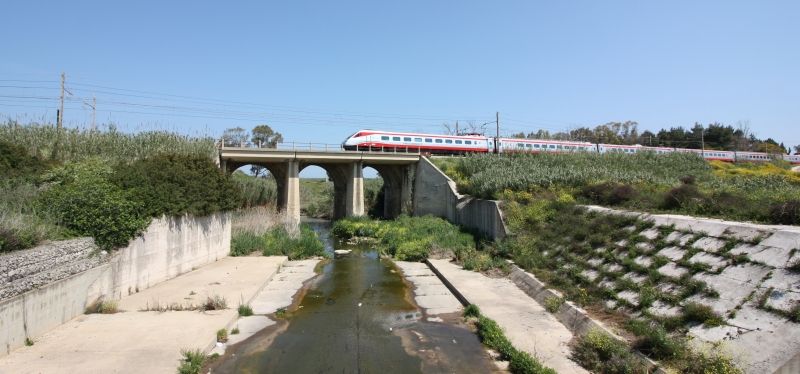 Il ponte ferroviario della linea ferroviaria Bari-Brindisi sul canale Cillarese, lato ovest (ph. G. Membola 2017)