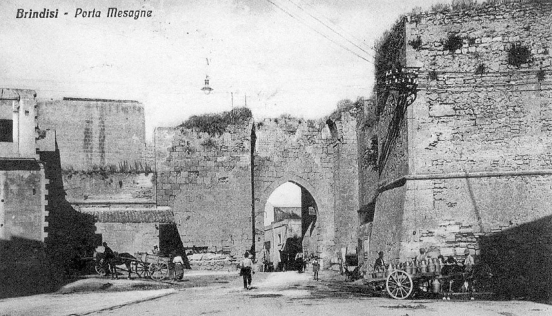 Foto d'epoca di Porta Mesagne vista dall'esterno