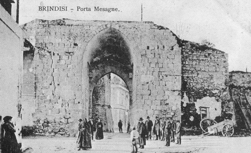 Foto d'epoca di Porta Mesagne vista dall'interno