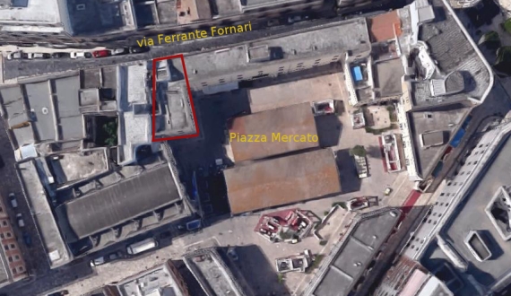 Brindisi. L'attuale piazza Mercato (in rosso la posizione approssimativa del Teatro Pacuvio)