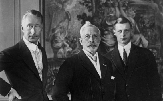 Il principe ereditario Federico Guglielmo con il padre, l'ex imperatore Guglielmo II, ed il figlio Guglielmo nel 1927. (Attribuzione: Bundesarchiv, Bild 102-01280 / CC-BY-SA 3.0)