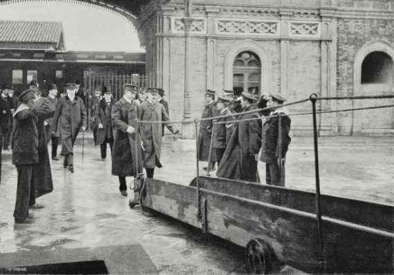 Brindisi, 4 marzo 1903. I principi di Germania Federico Guglielmo e del fratello Eitel Federico mentre salgono sullo Yacht Sapphire (foto Alberto Monticelli-De Marzo, da L'Illustrazione Italiana, Anno XXX, N. 11, 15 marzo 1903. Documento fornito dagli eredi)