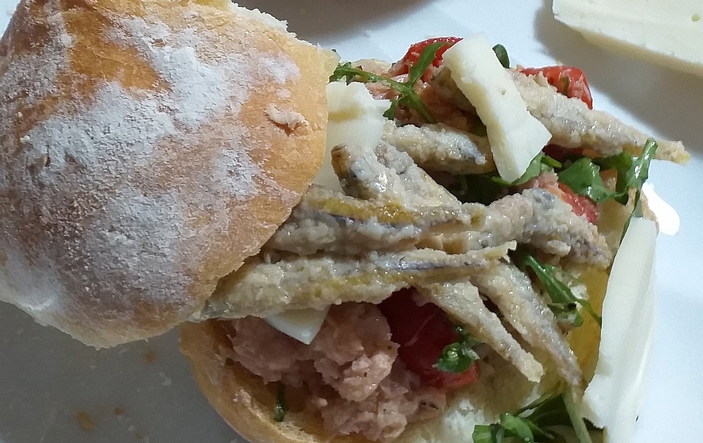 La tipica puccia della vigilia dell'Immacolata con i <em>franfullicchi</em>, tonno, pomodoro e rucola