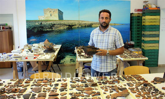 L'Archeologo Teodoro Scarano nel laboratorio di Archeologia del Centro Visite della Riserva di Torre Guaceto (ph. Giovanni Membola)
