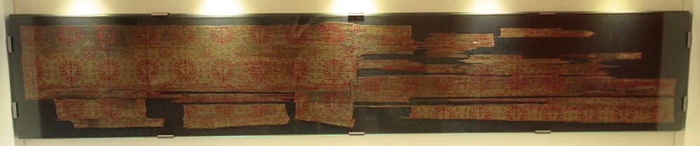 Brindisi, Museo Dicesano. Sciamito di San Teodoro (telo in seta rosso dorata - Spagna, sec. XIII)