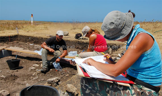 Il gruppo di archeologi a lavoro sullo scavo degli Scogli di Apani - ph. Corrado Pino