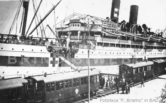 Nave e treno ospedale nel porto di Brindisi (fototeca Briamo, Biblioteca Arcivescovile "A. De Leo")