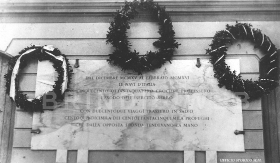 L'epigrafe sul lungomare con le tre corone di alloro apposte durante la cerimonia del 10 febbraio 1924 (ph. Ufficio Storico Marina Militare)