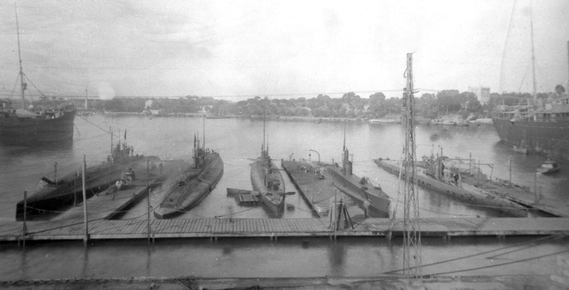Alcuni sommergibili italiani e alleati nel porto di Brindisi durante la Grande Guerra (Uff. Storico M.M.)