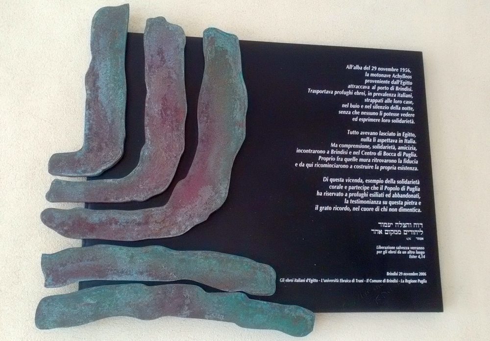 Brindisi. Porticciolo Marina di Brindisi. La targa che ricorda l'arrivo degli 86 ebrei