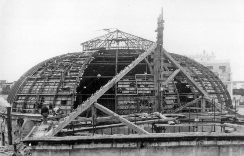 La demolizione della cupola del teatro