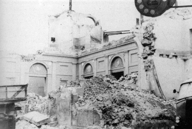 Il teatro Verdi in fase di demolizione