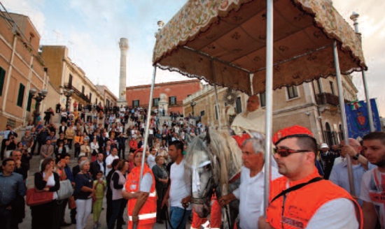 L'Arcivescovo Rocco Caliandro a cavallo durante il Corpus Domini