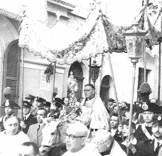 Mons. Francesco De Filippis durante la processione a cavallo del 1945