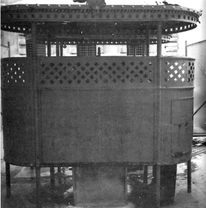 Pubblico urinatoio a chiosco installato nel 1920 - (coll. G. Catanzaro)