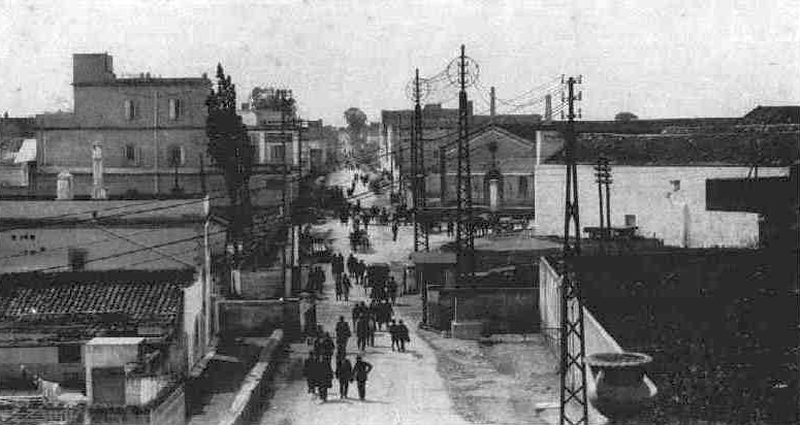 Passaggio a livello di Porta Mesagne: sulla destra i magazzini di deposito Mastrandrea