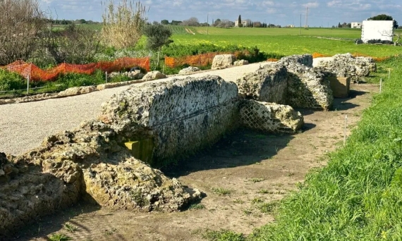 Il viadotto romano sul canale Apani (ph. Cicloamici)