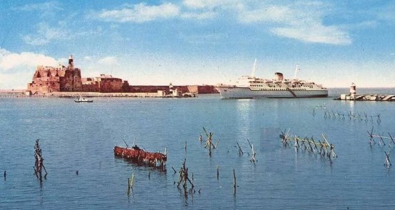 Brindisi, ingresso nel porto medio con allevamento di cozze sui pali (anni '60)