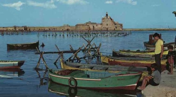Brindisi, località Bocche di Puglia con allevamento di cozze sui pali (anni '60)