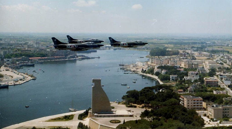 G 91 Y sul porto di Brindisi