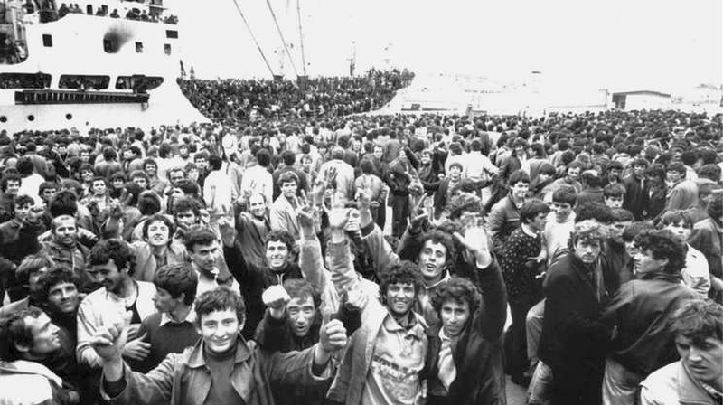 L'arrivo degli albanesi nel porto di Brindisi nel marzo del 1991 - ph. Damiano Tasco(C)