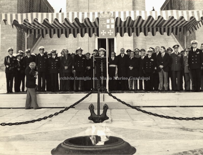 La cerimonia dell'inaugurazione dell'Ara votiva sul piazzale antistante il Monumento al Marinaio