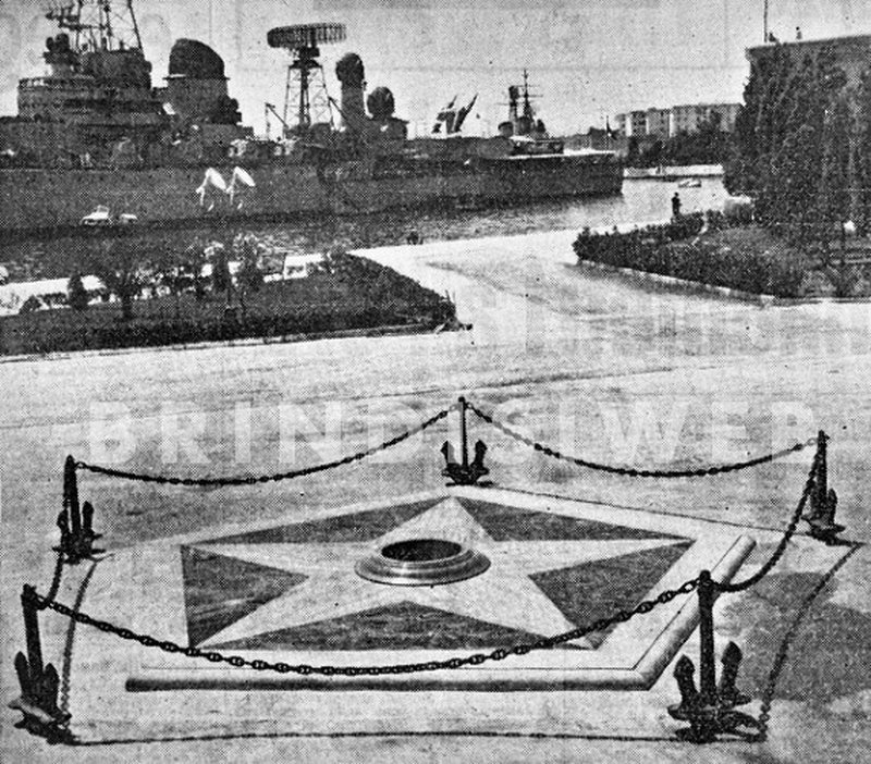 l'Ara votiva sul sagrato del Monumento al Marinaio d'Italia(2)