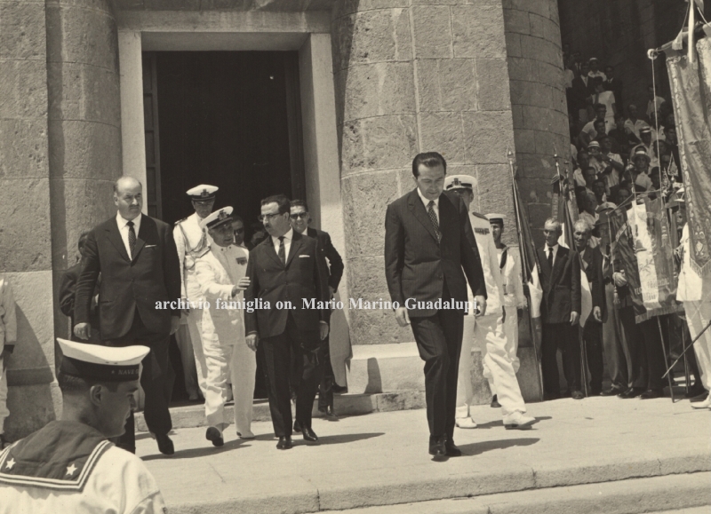 Il Ministro della Difesa Giulio Andreotti all'uscita della cripta del Monumento al Marinaio(1)