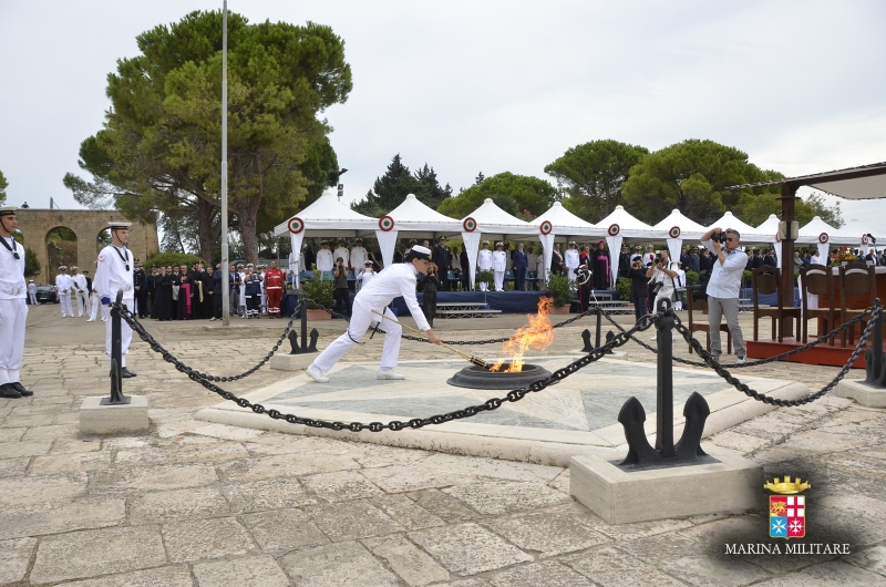 Accensione dell'Ara Votiva durante la Giornata della Memoria dei Marinai scomparsi in mare del 2015