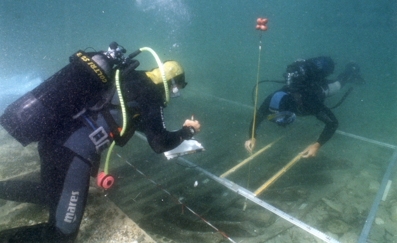 Archeologi subacquei in fase di studio del fasciame di un antico relitto - ph. F. Zongolo(C)
